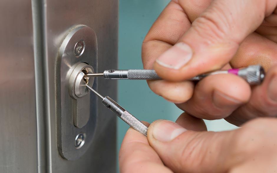 changer serrure porte Paris